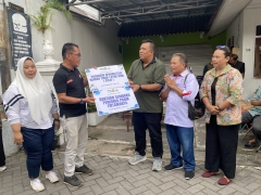BANTUAN RUMAH TIDAK LAYAK HUNI DAN SEMBAKO KEPADA WARGA COKRODININGRATAN